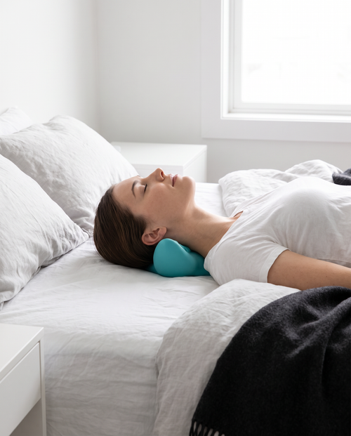 Almohada de Tracción Cervical Vertebrae en uso, persona relajada en cama