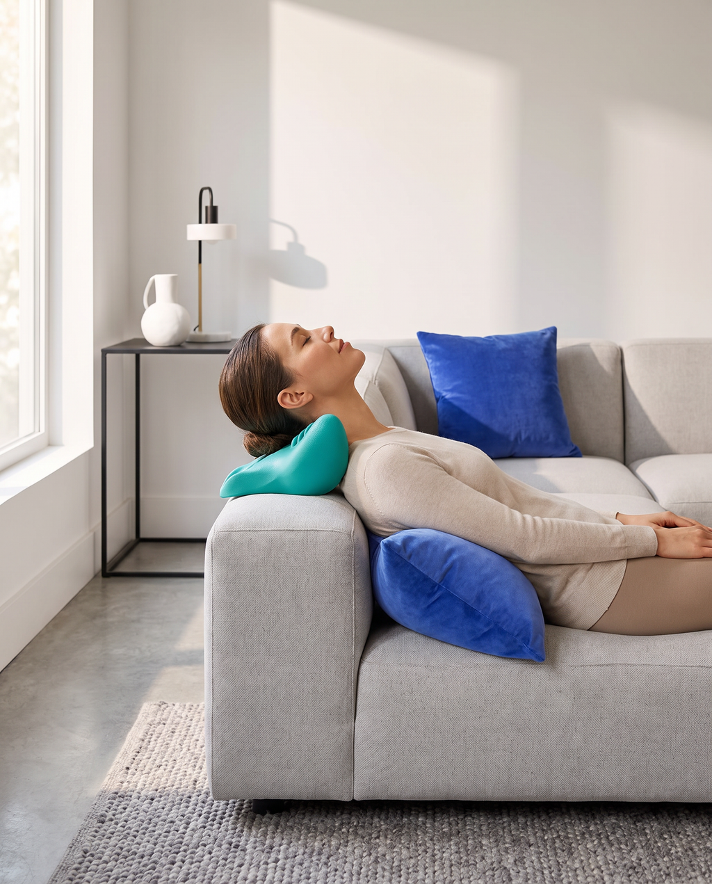 Almohada de Tracción Cervical Vertebrae en uso, persona relajada en sofá moderno