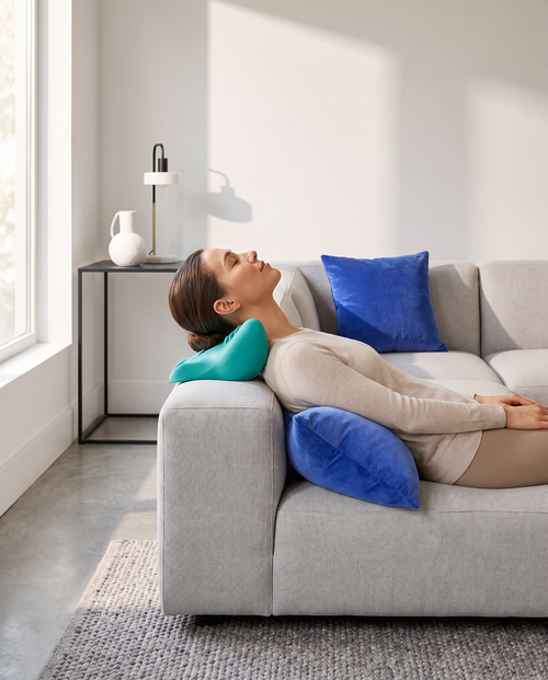 Almohada de Tracción Cervical Vertebrae en uso, persona relajada en sofá moderno